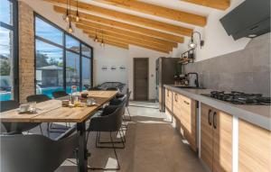 Kuchyň nebo kuchyňský kout v ubytování Cozy Home In Biograd Na Moru With Sauna