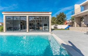 Bazén v ubytování Cozy Home In Biograd Na Moru With Sauna nebo v jeho okolí