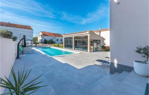 Bazén v ubytování Cozy Home In Biograd Na Moru With Sauna nebo v jeho okolí