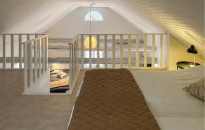 グレンナにある1 Bedroom Stunning Home In Grännaの屋根裏にあるベッドが2つある寝室