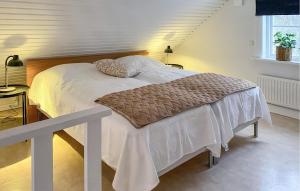 グレンナにある1 Bedroom Stunning Home In Grännaの白いシーツと枕が備わったベッドのある寝室