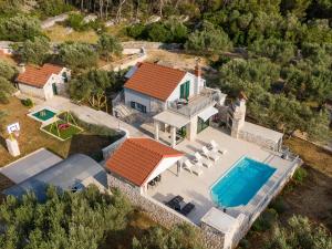 une vue aérienne d'une maison avec piscine dans l'établissement Family friendly house with a swimming pool Vela Luka, Korcula - 23698, à Vela Luka