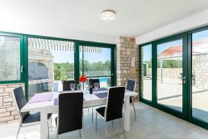 une salle à manger avec une table et des chaises dans l'établissement Family friendly house with a swimming pool Vela Luka, Korcula - 23698, à Vela Luka
