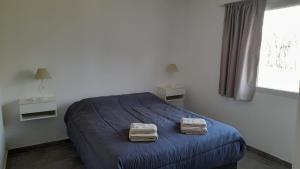 En eller flere senge i et værelse på Posada Del Montañés Cabañas