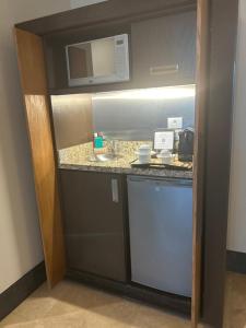 Η κουζίνα ή μικρή κουζίνα στο Luxury two bedroom condo