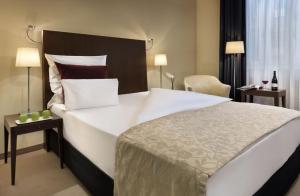 Un pat sau paturi într-o cameră la Metropolitan Hotel by Flemings