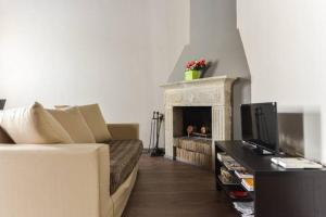 uma sala de estar com um sofá e uma lareira em Navona Rubens Lodge em Roma