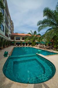 una gran piscina frente a un edificio en Baan Souy Resort en Pattaya South