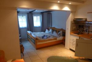 ein kleines Schlafzimmer mit einem Bett in einer Küche in der Unterkunft Harz Stolberg Ferienwohnung in Stolberg i. Harz
