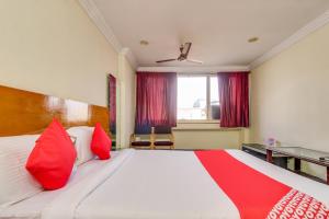 Postel nebo postele na pokoji v ubytování Hotel O Srinivasa Residency