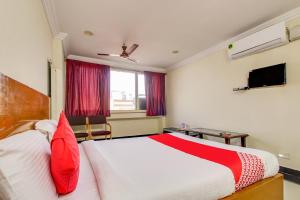 TV a/nebo společenská místnost v ubytování Hotel O Srinivasa Residency