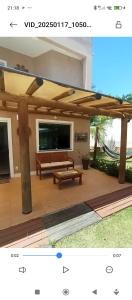 patio con panca e TV a schermo piatto di Excelente casa com Piscina a Camaçari