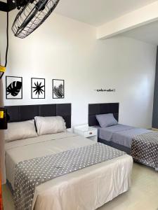 two beds in a room with two beds sidx sidx sidx at Suitella in Cabo Frio