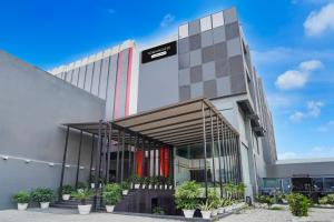 ラクナウにあるSuper Townhouse Gomti Nagar Matiyariの正面に看板がある建物