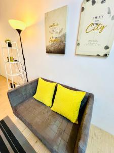 un divano con cuscini gialli in soggiorno di OCEAN-VIEW STUDIO#2 for 2Pax -9Min to PasarPayang-MayangMall-Drawbridge a Kuala Terengganu Altre 28 foto