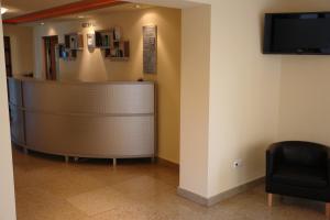 TV a/nebo společenská místnost v ubytování Arion Hotel