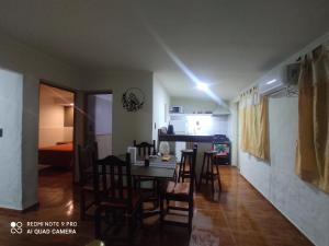 Un comedor y una cocina con mesa y sillas. en DEPARTAMENTOS SUMAJ JALLP`A, en San Rafael