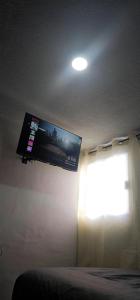 a flat screen tv on the ceiling of a bedroom at Habitación al norte de la CDMX aeropuerto Felipe angeles in Mexico City