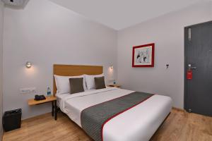Super Townhouse Function Inn Near Chaudhary Charan Singh International Airport客房内的一张或多张床位