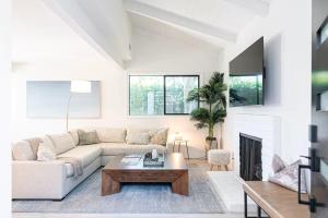 a white living room with a couch and a table at Montecito-Chic Beachside Retreat in Montecito