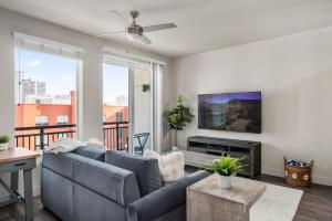 Χώρος καθιστικού στο Boutique 1BR near Convention Center - Pool,Htub,Gym +33 φωτογραφίες