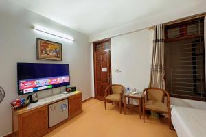 Televiisor ja/või meelelahutuskeskus majutusasutuses Hoang Gia Hotel Cau Giay
