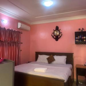 Katil atau katil-katil dalam bilik di Health Plaza Abuja