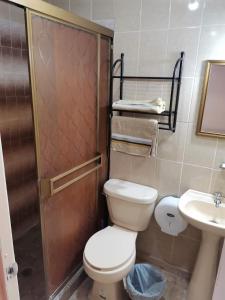 ein Badezimmer mit Toilette, Waschbecken und Dusche in der Unterkunft Departamento Doki in Hermosillo
