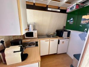 Η κουζίνα ή μικρή κουζίνα στο Chalet cosy 4 pers, vue Lac Matemale, équipements complets - FR-1-758-38
