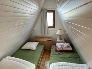 une chambre avec deux lits dans une petite maison dans l'établissement Chalet cosy 4 pers, vue Lac Matemale, équipements complets - FR-1-758-38, aux Angles 5 autres photos