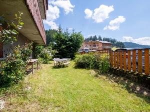 a backyard with a picnic table and a fence at Chalet cosy aux Gets avec parking privatif - FR-1-671-279 in Les Gets +10 photos