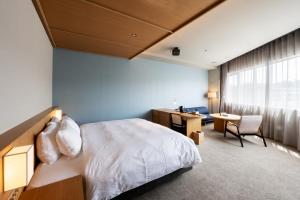 Postel nebo postele na pokoji v ubytování HOTEL AO Kanazawa + 37 fotografií
