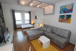 uma sala de estar com um sofá e uma televisão em New Belgrade apartment Neven, parking 5 evra dan em Belgrado