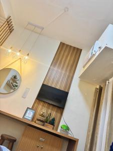 mit Blick auf ein Wohnzimmer mit einem Spiegel in der Unterkunft La Bella Residences Tagaytay in Tagaytay