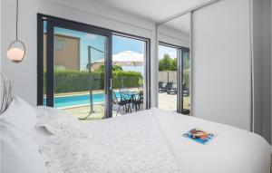 Ένα ή περισσότερα κρεβάτια σε δωμάτιο στο Lovely Home In Radmani