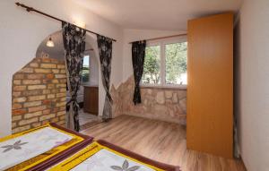 Posteľ alebo postele v izbe v ubytovaní Nice Home In Liznjan With Wifi