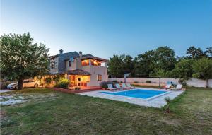 Bazén v ubytování Holiday Home Peresiji I nebo v jeho okolí