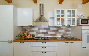 Kuchnia lub aneks kuchenny w obiekcie 4 Bedroom Lovely Home In Garica