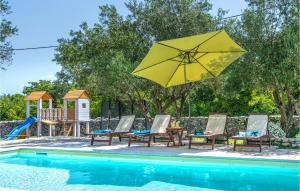 Bazén v ubytování Holiday Home Dalmatinska Croatia nebo v jeho okolí