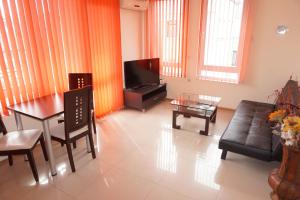 A seating area at Apartment Patriarh Evtimiy
