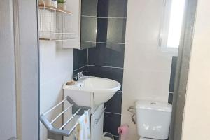 a small bathroom with a sink and a toilet at Appartement accueillant à Penne-d'Agenais - 32 m² - Terrasse in Penne-dʼAgenais