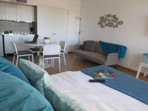 ヴィラモウラにあるBrisa Apartment Vilamouraのリビングルーム(ソファ、テーブル付)