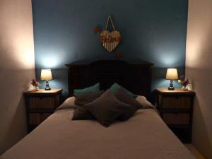 a bedroom with a bed with two lamps on both sides at Complejo "La Roca" - Cabañas y Hospedaje in Concepción del Uruguay
