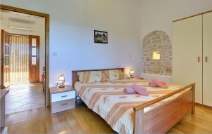 Postel nebo postele na pokoji v ubytování Cozy Apartment In Rakalj With Wifi