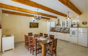 kuchnia i jadalnia z drewnianym stołem i krzesłami w obiekcie 4 Bedroom Lovely Home In Garica w mieście Garica