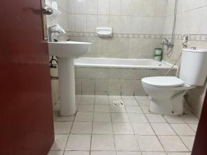 Kamar mandi di Room in nakheel with sea view