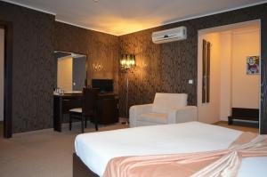 ein Hotelzimmer mit Bett und Schreibtisch mit Computer in der Unterkunft Riverside Family Hotel in Yambol