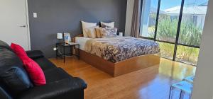 Postel nebo postele na pokoji v ubytování Private king bed guest suite