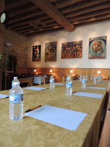 una mesa con botellas de agua encima en Le Domaine de Mestré, The Originals Relais (Relais du Silence), en Fontevraud-l'Abbaye