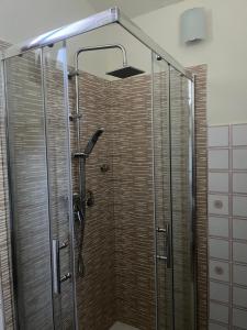 MarciasoにあるThe orange houseの浴室のガラス扉付きシャワー +30枚の写真